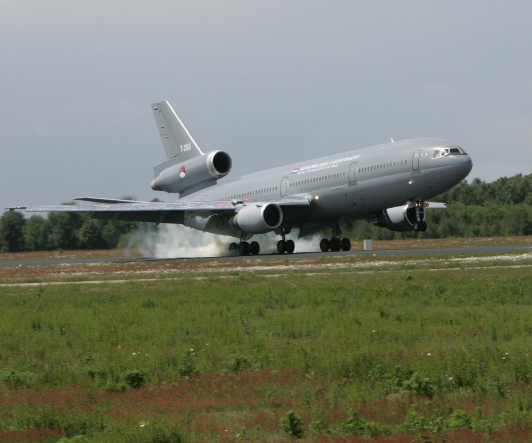 KDC-10 landing KDC-10 landing